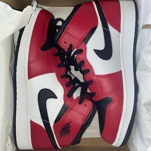 Jordan 1 mid Chicago black toe (GS) size 7Y